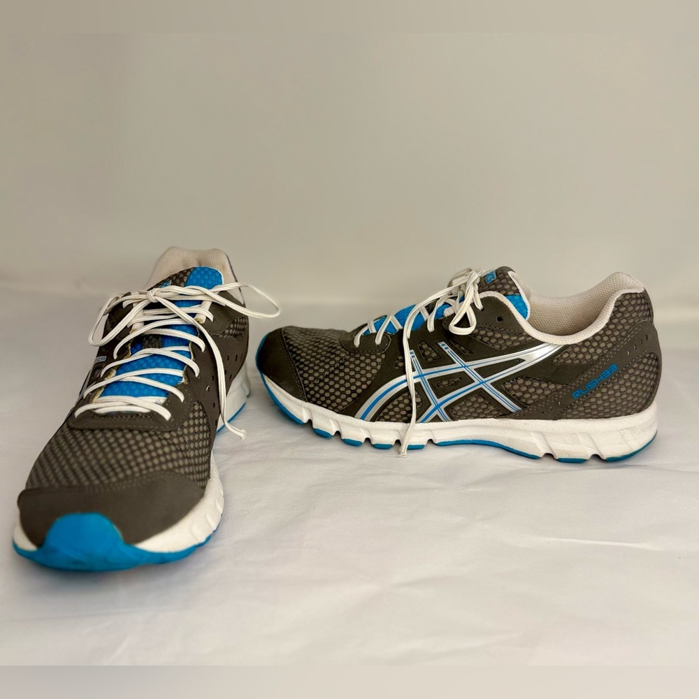 🌸ASICS  pre-owned woman gray/blue tennis shoes. Size 7.5. WTENNIS06.